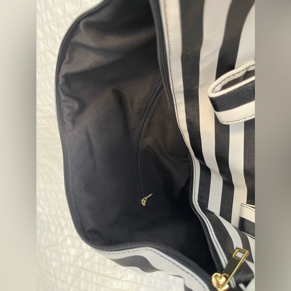 Weekend/gym bag vegan leather no tag but like new - Picture 12 of 12